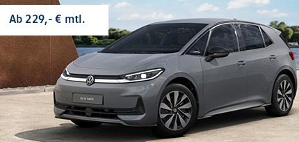 Ein grauer ID.3 Neo Life in der Dreiviertelansicht von vorne parkend mit einem Gew&auml;sser im Hintergrund