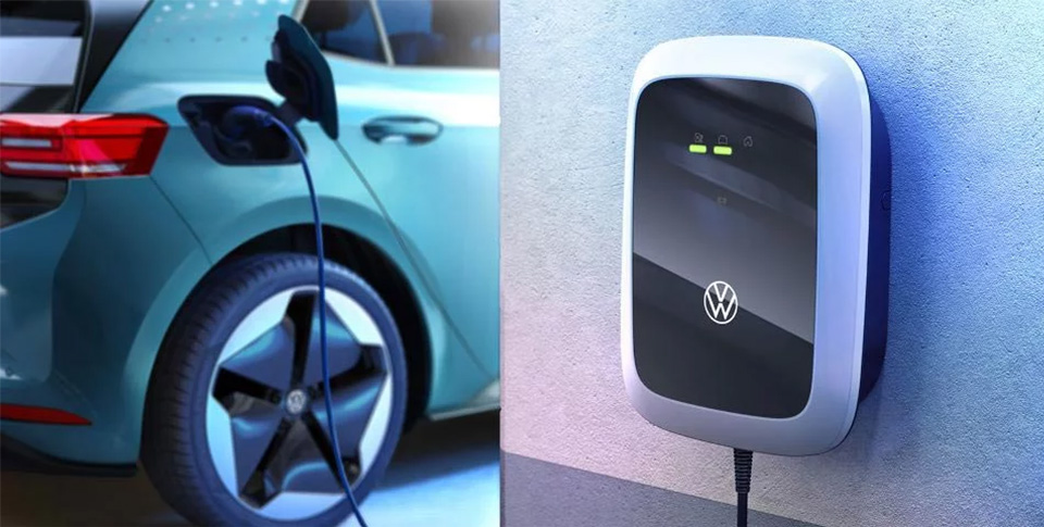 Eine VW-Wallbox in der Dreiviertelansicht von vorne, an die ein VW-ID Modell angeschlossen ist zum Aufladen