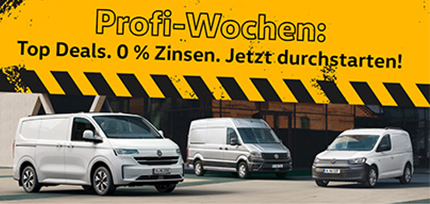 Transporter Kasten, Crafter und Caddy Cargo von links nach rechts nebeneinander in der Dreiviertelansicht von vorne parkend vor einem Geb&auml;ude
