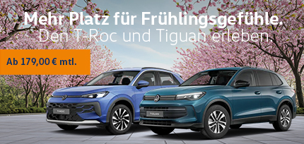 Ein T-Roc Life ENERGY und Tiguan ENERGY in der Dreiviertelansicht von vorne mit Kirschbl&uuml;ten im Hintergrund