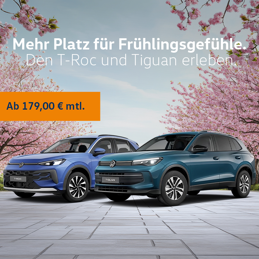 Ein T-Roc Life ENERGY und Tiguan ENERGY in der Dreiviertelansicht von vorne mit Kirschbl&uuml;ten im Hintergrund