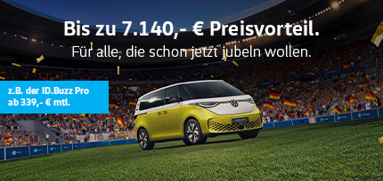 Ein ID. Buzz Pro parkend in der Dreiviertelansicht von vorne auf einem Fu&szlig;ballfeld in einem Fu&szlig;ballstadion