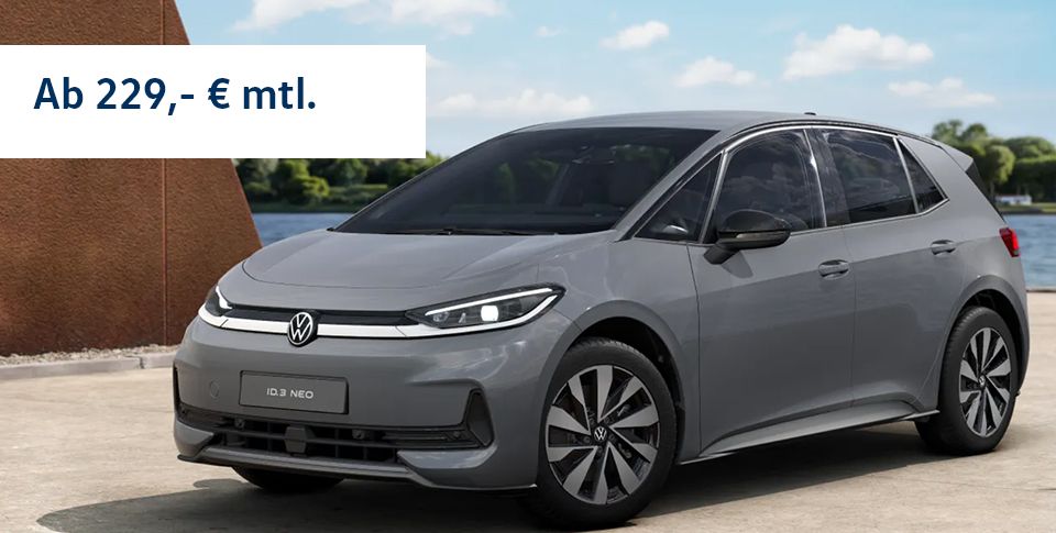 Ein grauer ID.3 Neo Life in der Dreiviertelansicht von vorne parkend mit einem Gew&auml;sser im Hintergrund