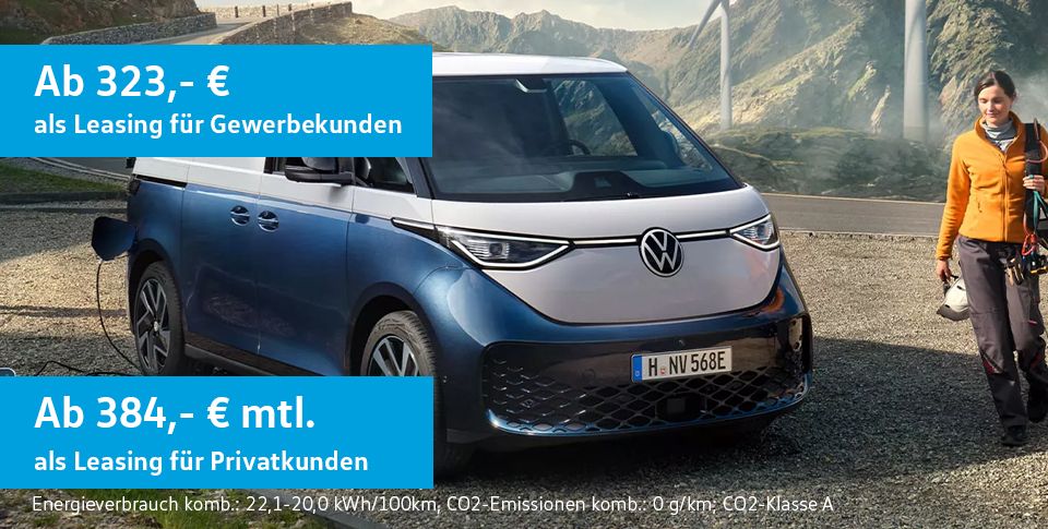 Ein blau wei&szlig;er ID.Buzz Cargo Pure in der Dreiviertelansicht von vorne stehend auf einem Parkplatz vor einer Berglandschaft und Windr&auml;dern