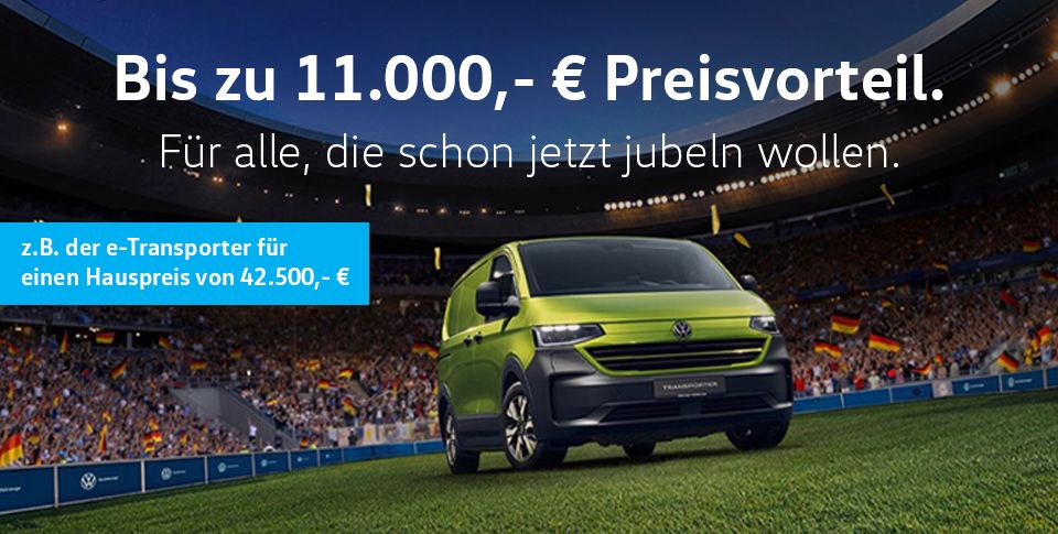 Ein gr&uuml;ner e-Transporter Kasten KR parkend in der Dreiviertelansicht von vorne auf einem Fu&szlig;ballfeld in einem Fu&szlig;ballstadion