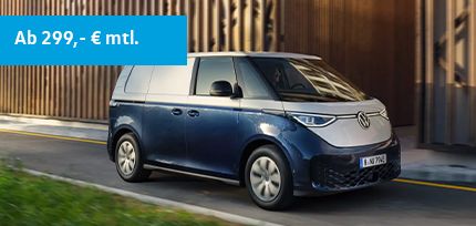 Ein blau wei&szlig;er ID.Buzz Cargo Pure in der Dreiviertelansicht von vorne fahrend auf einer Stra&szlig;e