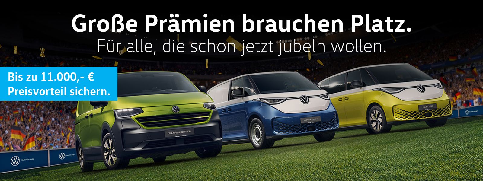 Ein e-Transporter, ID. Buzz Cargo Pro und ID. Buzz Pro nebeneinander parkend in der Dreiviertelansicht von vorne auf einem Fu&szlig;ballfeld in einem Fu&szlig;ballstadion
