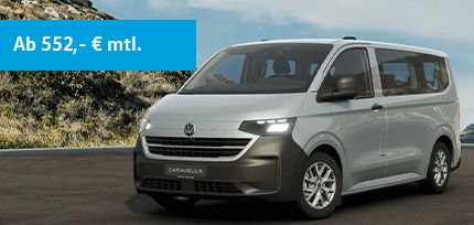 Silberne e-Caravelle stehend auf einem Parkplatz mit Bergen im Hintergrund