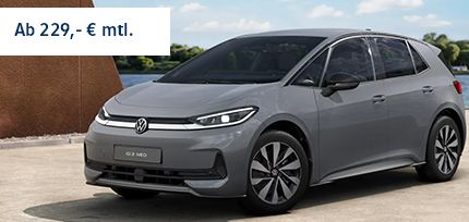 Ein grauer ID.3 Neo Life in der Dreiviertelansicht von vorne parkend mit einem Gew&auml;sser im Hintergrund