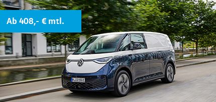 Ein VW ID. Buzz Cargo in der Dreiviertelansicht von vorne fahrend auf einer Stra&szlig;e