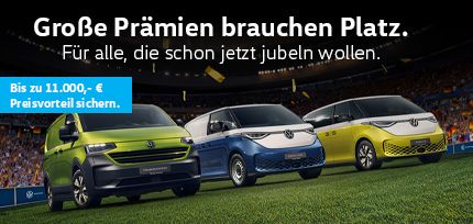 Ein e-Transporter, ID. Buzz Cargo Pro und ID. Buzz Pro nebeneinander parkend in der Dreiviertelansicht von vorne auf einem Fu&szlig;ballfeld in einem Fu&szlig;ballstadion