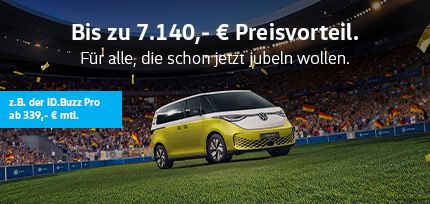 Ein ID. Buzz Pro parkend in der Dreiviertelansicht von vorne auf einem Fu&szlig;ballfeld in einem Fu&szlig;ballstadion