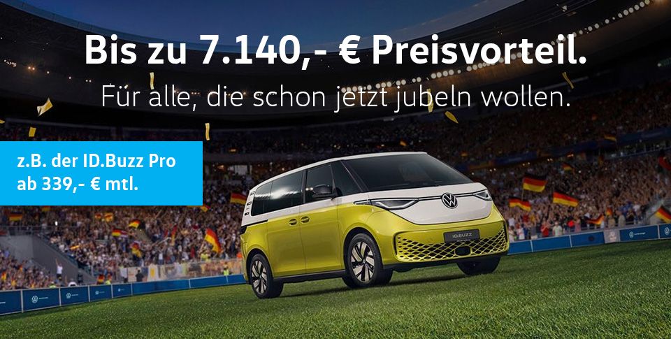 Ein ID. Buzz Pro parkend in der Dreiviertelansicht von vorne auf einem Fu&szlig;ballfeld in einem Fu&szlig;ballstadion