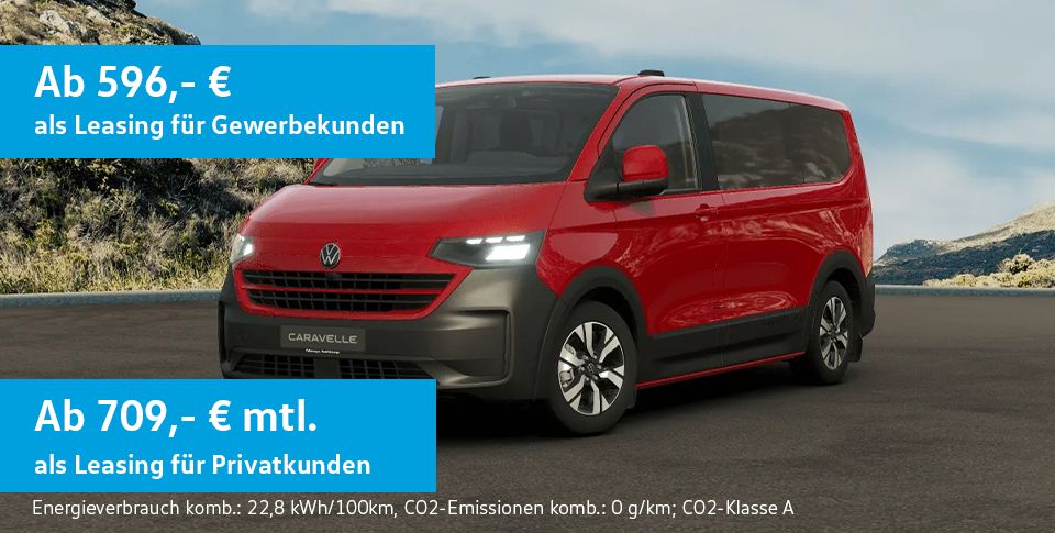 Rote e-Caravelle Pan Americana in der Dreiviertelansicht von vorne stehend auf einem Parkplatz mit Bergen im Hintergrund