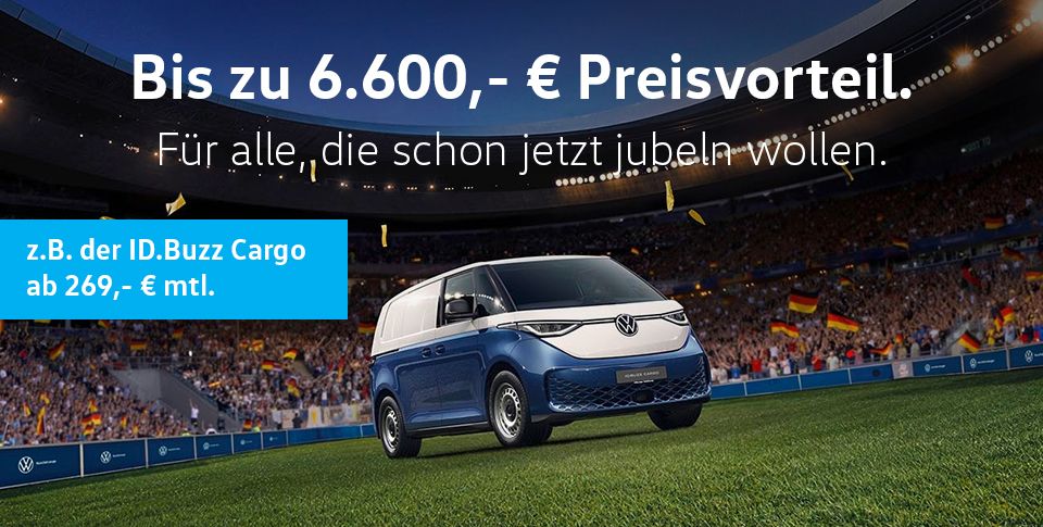 Ein ID. Buzz Cargo Pro parkend in der Dreiviertelansicht von vorne auf einem Fu&szlig;ballfeld in einem Fu&szlig;ballstadion