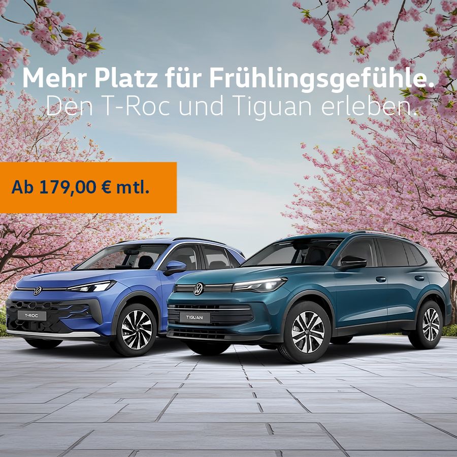 Ein T-Roc Life ENERGY und Tiguan ENERGY in der Dreiviertelansicht von vorne mit Kirschbl&uuml;ten im Hintergrund