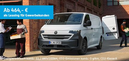 Ein wei&szlig;er e-Transporter Kasten parkend in der Dreiviertelansicht von vorne mit ge&ouml;ffnetem Kofferraum