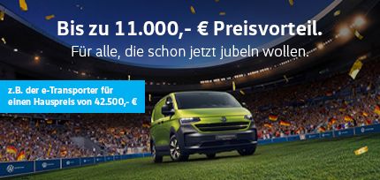 Ein gr&uuml;ner e-Transporter Kasten KR parkend in der Dreiviertelansicht von vorne auf einem Fu&szlig;ballfeld in einem Fu&szlig;ballstadion