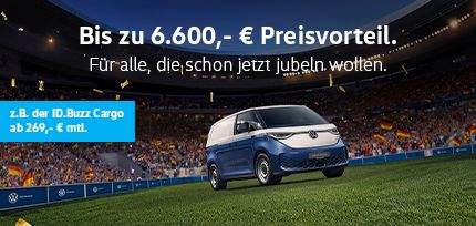 Ein ID. Buzz Cargo Pro parkend in der Dreiviertelansicht von vorne auf einem Fu&szlig;ballfeld in einem Fu&szlig;ballstadion